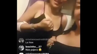 Chicas enseñando las chiches