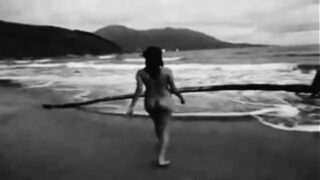 Esposa na praia nua