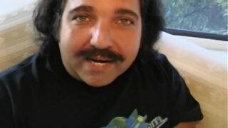 Filmar Ron Jeremy när han rövknullar Jaana Linnea Tervo på ett sexparty
