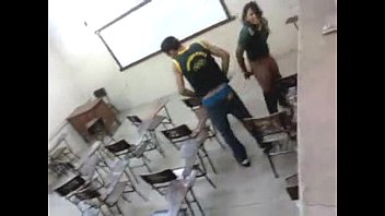 estudante trepando