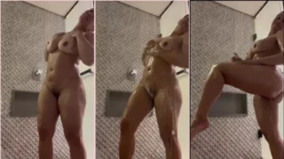 Alessandra Marques filming her wet pussy