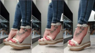 Feet blonde showing her wonderful little feet